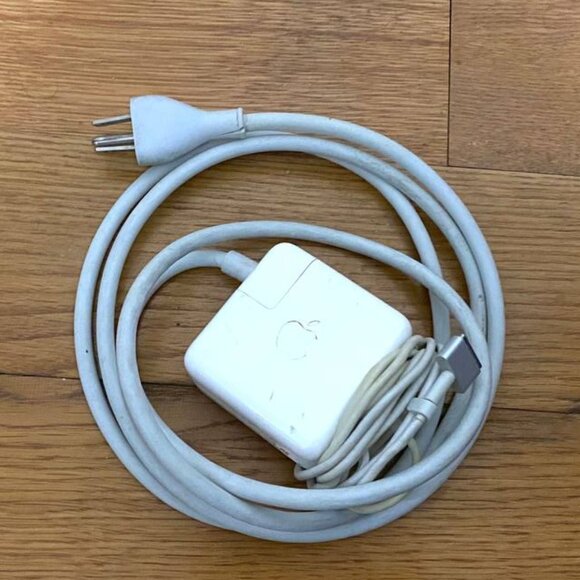 Macbook Air 13.3" Laptop - Intel Core i5 with 4GB Memory - 128GB SSD - Silver - Picture 10 of 10